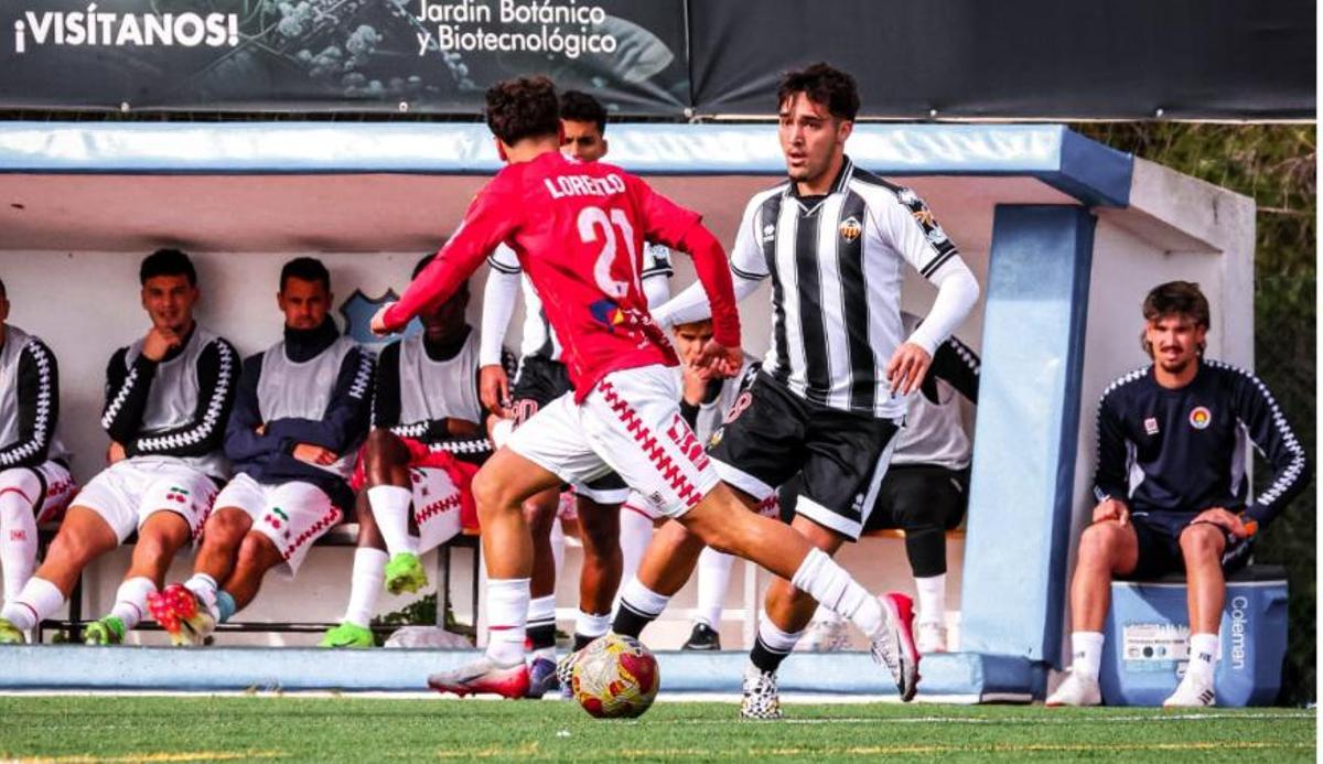 El mediocentro valenciano Marcos Montero, en una acción del partido ante la SD Ibiza.