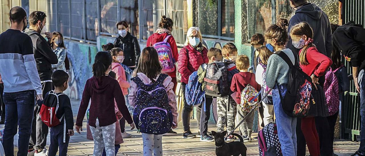 Padres y alumnos, a la puerta de un colegio de la provincia. | PILAR CORTÉS