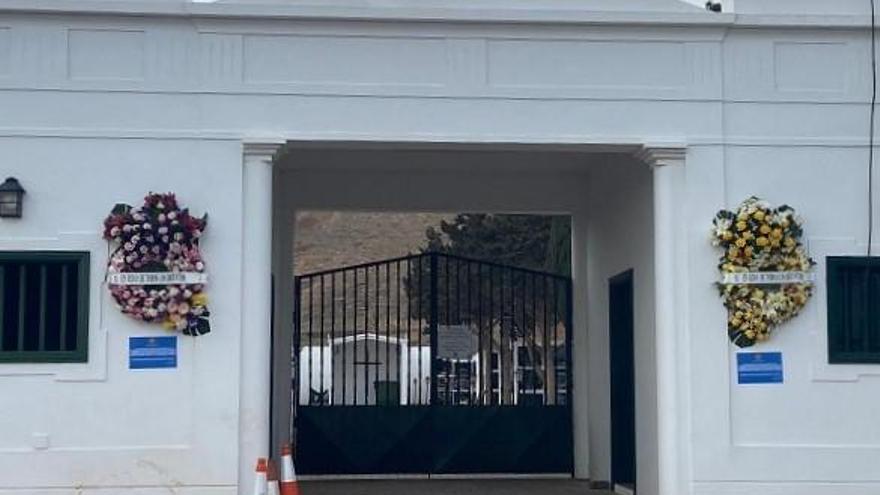 Coronas de flores, hoy, en la fachada del cementerio municipal de Tinajo.