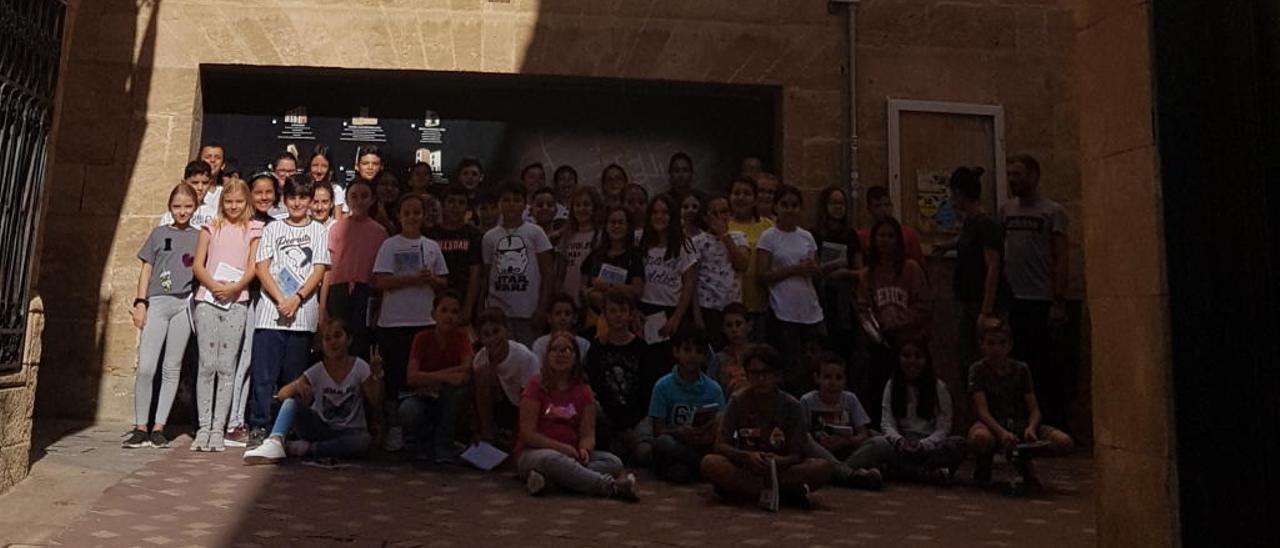 Los alumnos, ante la fachada del Central Cinema.