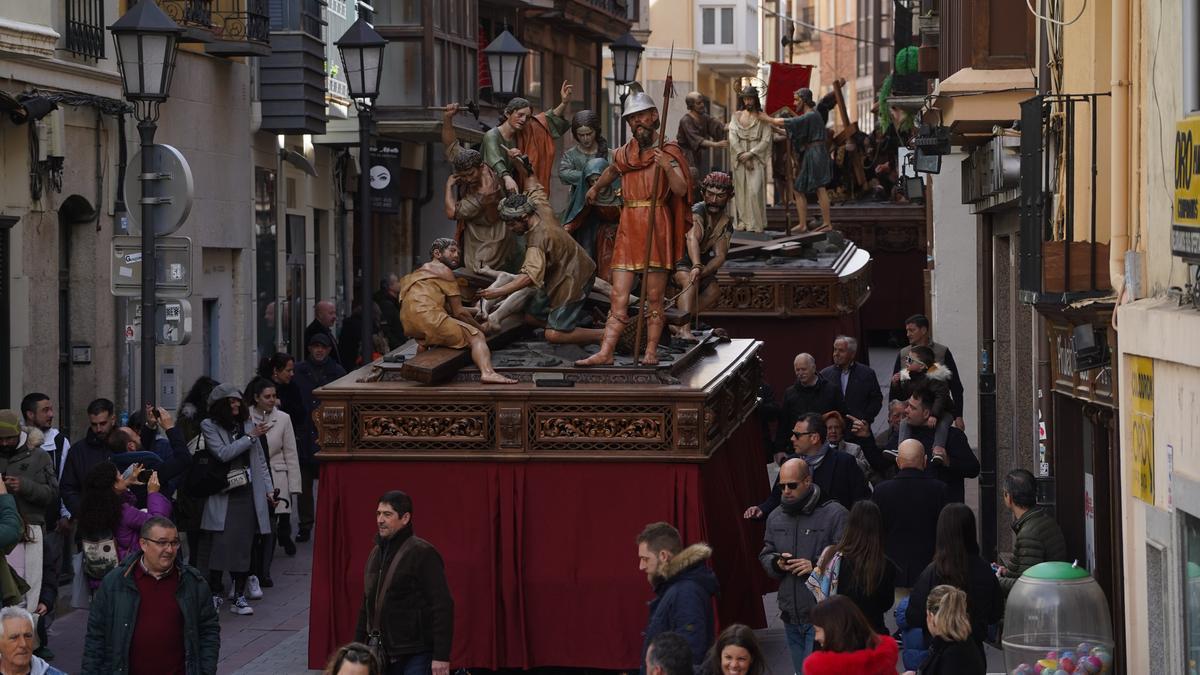 Las milimétricas maniobras para trasladar los pasos de Semana Santa a la nueva carpa en Zamora