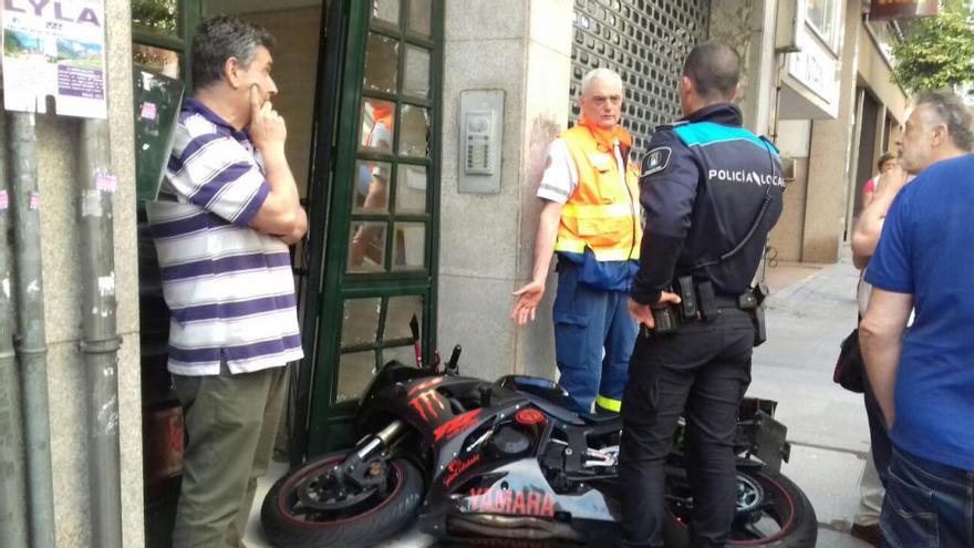 La moto acabó empotrada contra un portal // Alba Villar