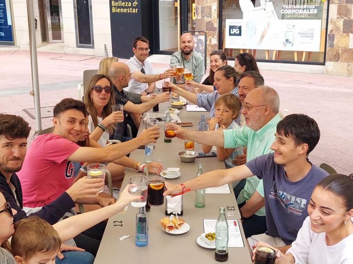 Lores come en familia tras el vermú en el centro histórico.  Tras dos semanas charlando con “miles de personas” en la calle, el alcalde y candidato a la reelección, Miguel Anxo Fernández Lores, pudo por fin compartir una comida con toda su familia. La reunión tuvo además su “previa” disfrutando juntos de un vermú en los bares del centro histórico.  | FDV