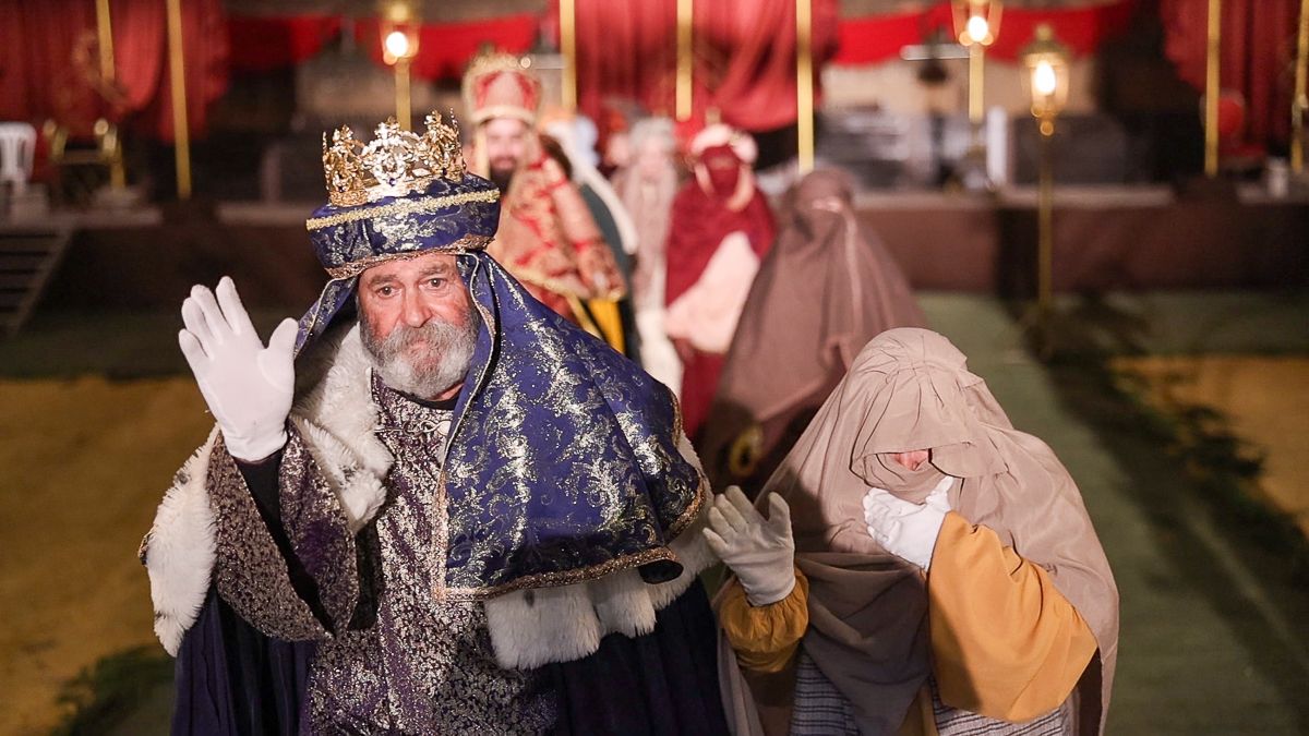 Los personajes del Palacio Real guían a las familias a lo largo de una experiencia inmersiva y participativa.