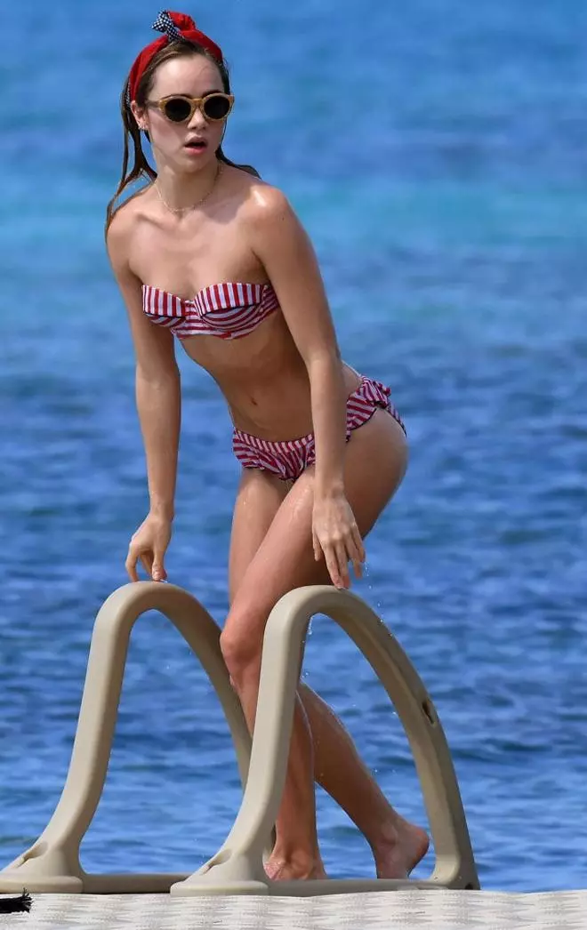 Suki Waterhouse disfruta de unas vacaciones en familia en Barbados