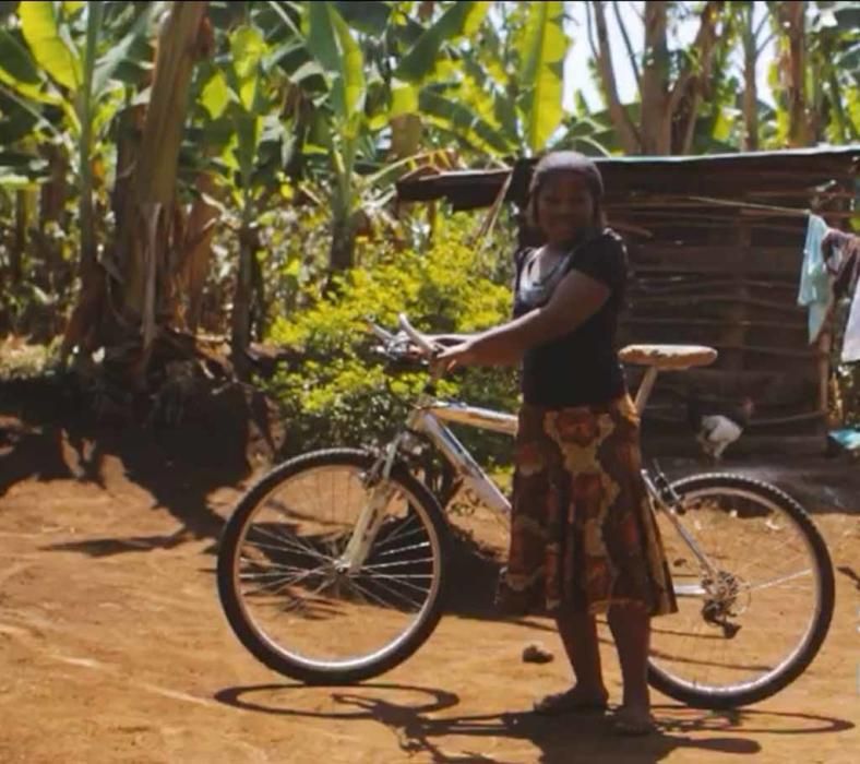 Los niños del orfanato para los que la ONG Juntos recogió cerca de 300 bicicletas aprenden, entre risas, a montar en ellas