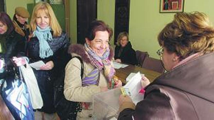 Votaciones en una de las mesas electorales en Oviedo. / luisma murias