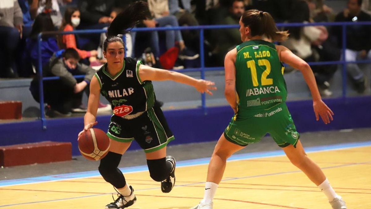 Carlota Menéndez supera a una rival en el duelo Milar-Arxil de la pasada temporada.