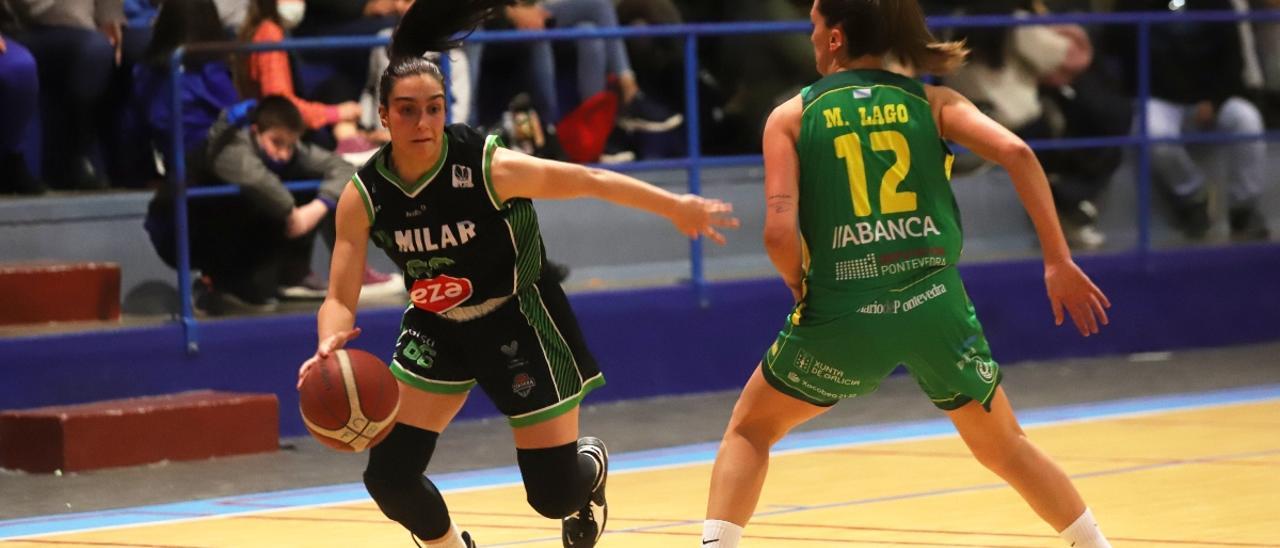 Carlota Menéndez supera a una rival en el duelo Milar-Arxil de la pasada temporada.