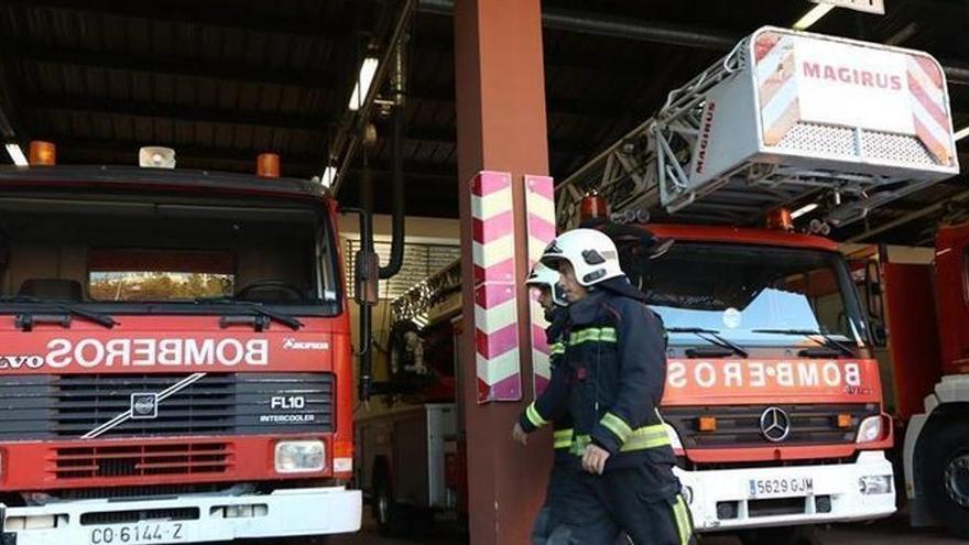 Los bomberos rescatan a dos gatos y un perro de un incendio en un piso de Las Moreras