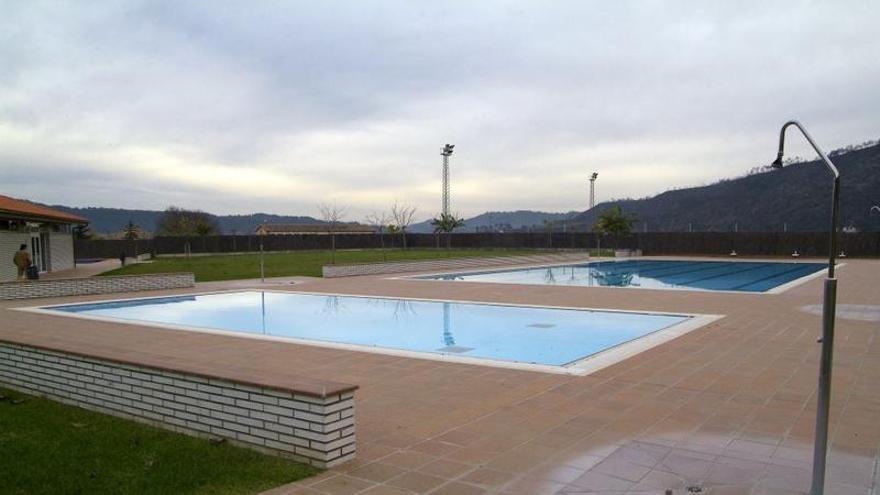 Una avaria torna verda la piscina gran de Balsareny