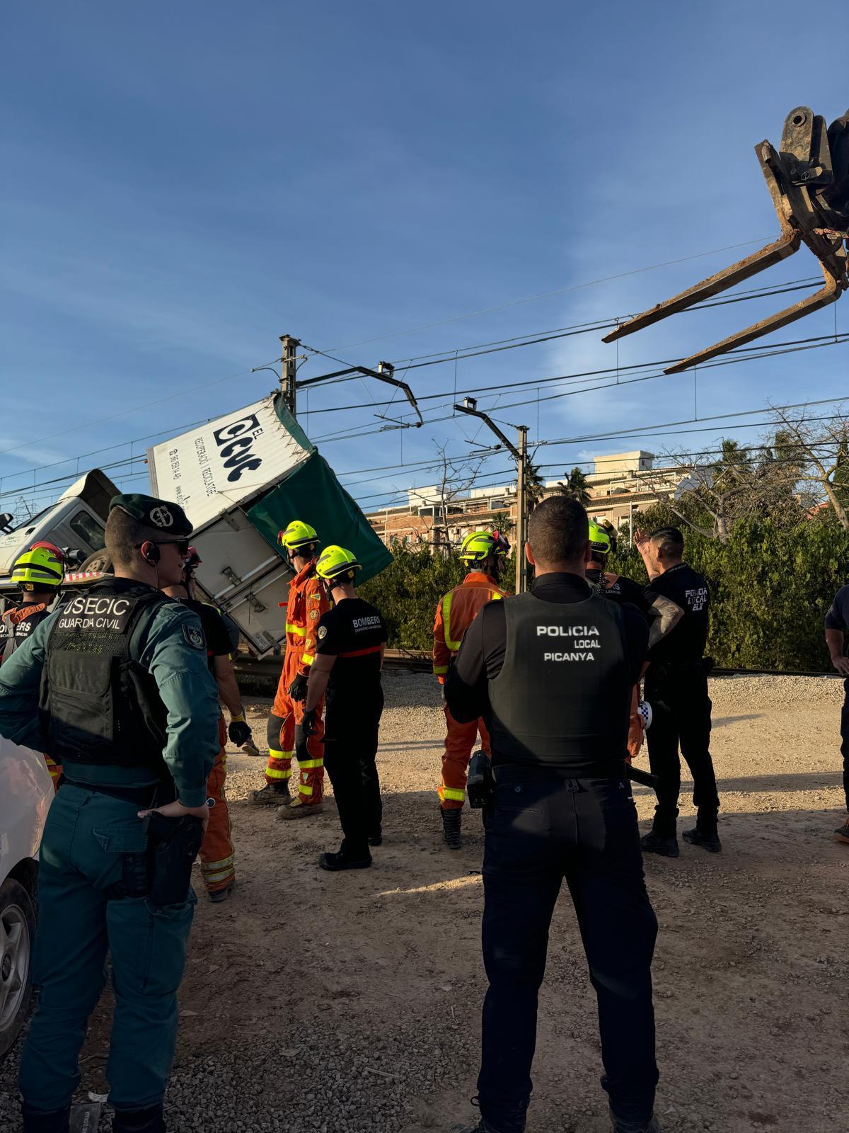 Carlos Parra y sus compañeros de la Policía Local de Picanya durante los trabajos de limpieza en el pueblo.