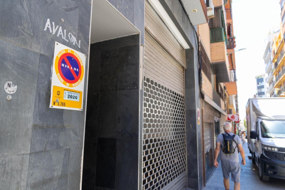Portal actual ubicado en el antiguo pub Avalon, con una inscripición que lo recuerda.