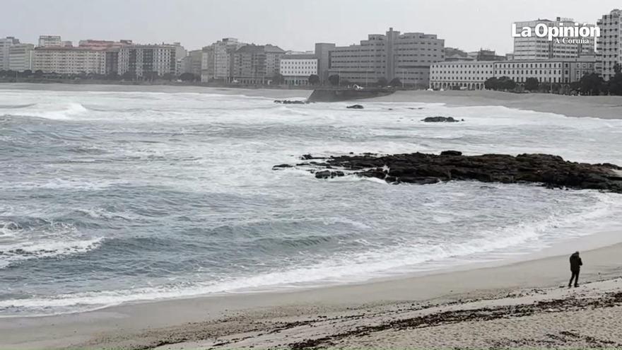 Personas se saltan las barreras de acceso a la playa por el temporal en A Coruña
