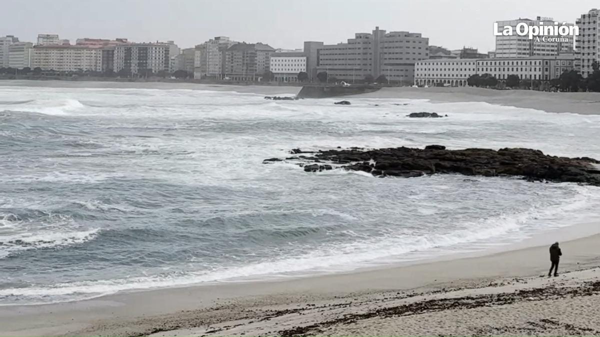 Personas se saltan las barreras de acceso a la playa por el temporal en A Coruña
