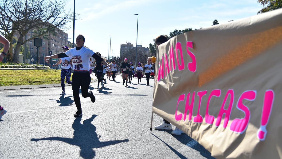 Un grupo de corredoras en la carrera de la Mujer de 2023