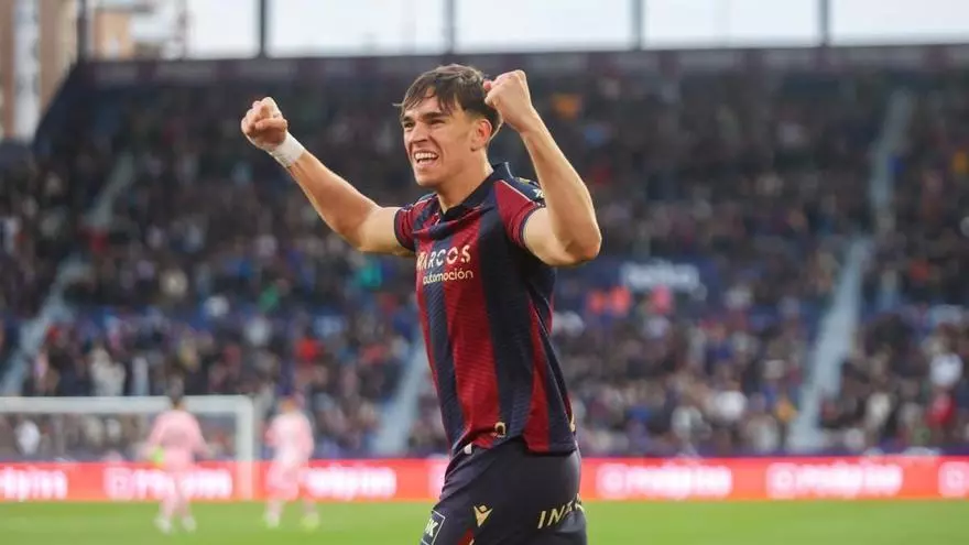 ¡Cabalgada y cañonazo fuera del área para que Carlos Espí abriese el marcador!