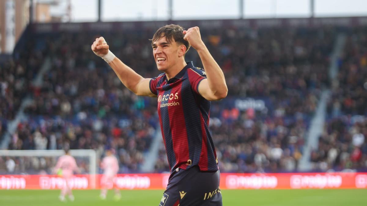 Carlos Espí celebra su gol contra el Real Oviedo en Orriols