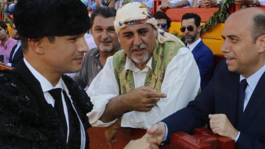 Echávarri saluda a Manzanares desde la barrera en la Plaza de Toros de Alicante