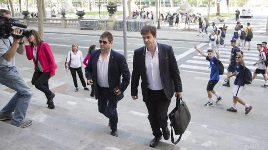 El constructor Juan Antonio Salguero (dreta) arriba a l&#039;Audiència de Barcelona per declarar.