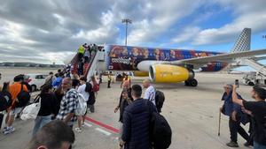 Algunos aficionados del Marid viajan a Londres con el avión del Barça