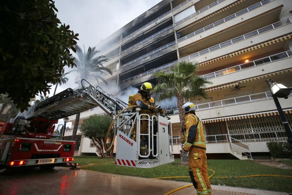 Dos bomberos heridos en un incendio provocado en un piso en Torrevieja. La Guardia Civil ha rescatado al residente de un primer piso que habría provocado las llamas en un intento de suicidio.