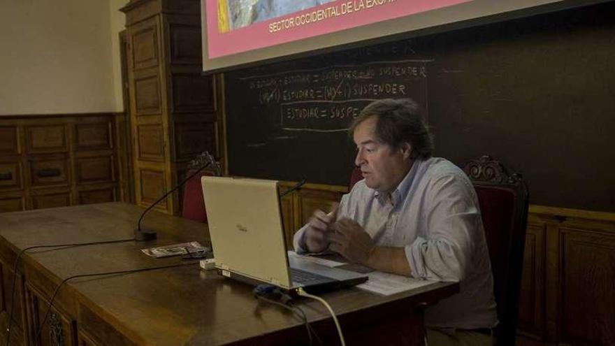 Rogelio Estrada, ayer, durante su conferencia en el simposio sobre los orígenes de Oviedo.