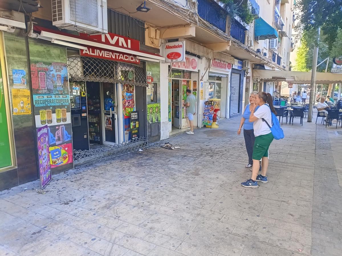 Vecinos observan el exterior del establecimiento comercial de Gran Vía Parque, tras el incendio.