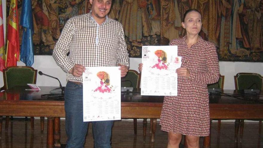 Tomás del Bien y Sara Pérez presentan el cartel que recoge todos los actos del programa cultural.