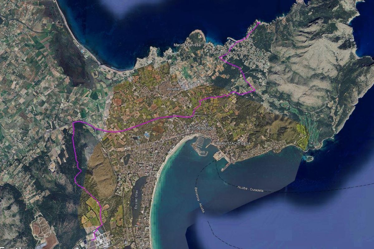 Mapa que muestra el itinerario del cable desde su entrada a la isla por sa Ferradura (arriba de la imagen) hasta su conclusión en el polígono de ca na Lloreta (parte inferior).