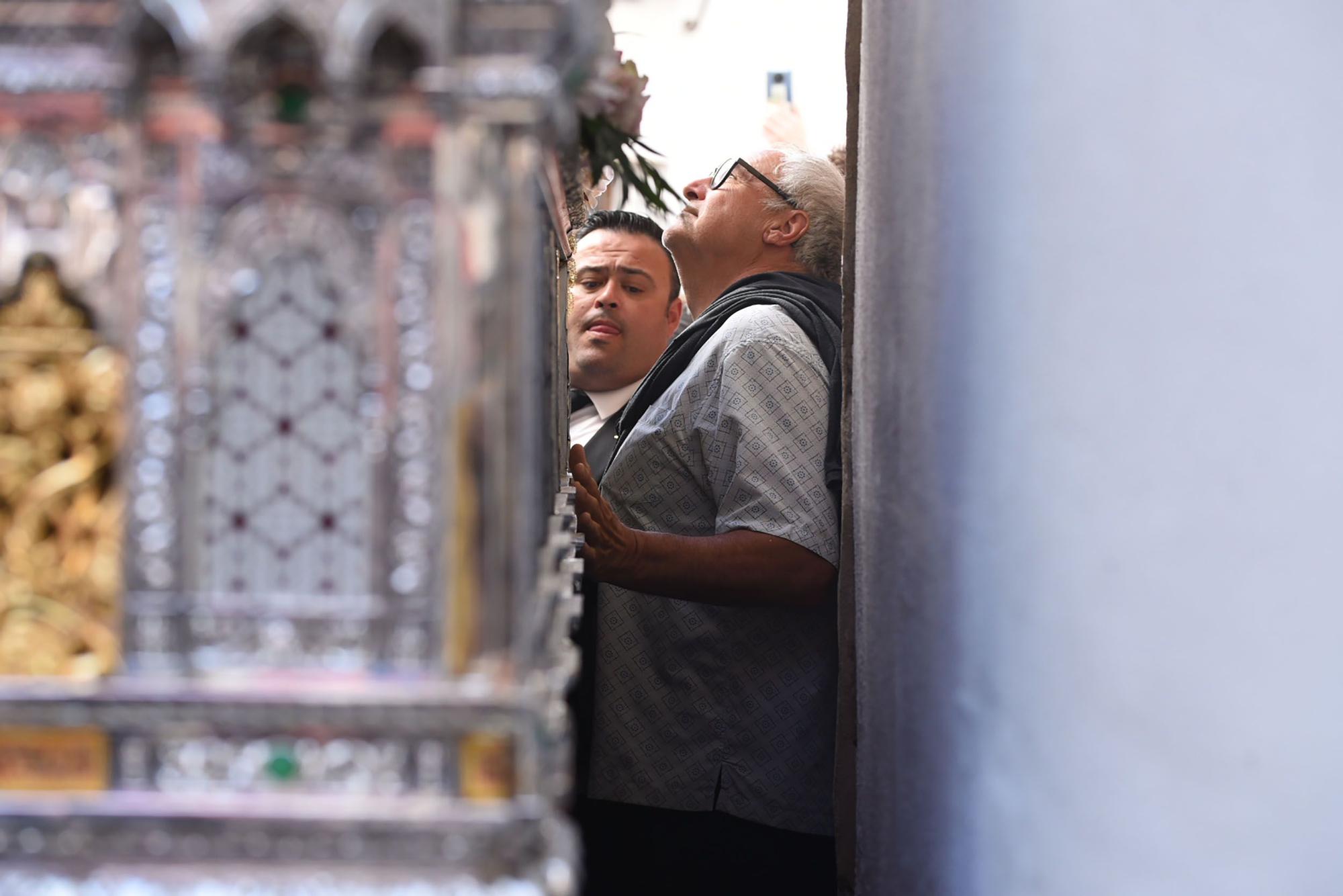 La hermandad del Perdón serpentea camino de la Catedral