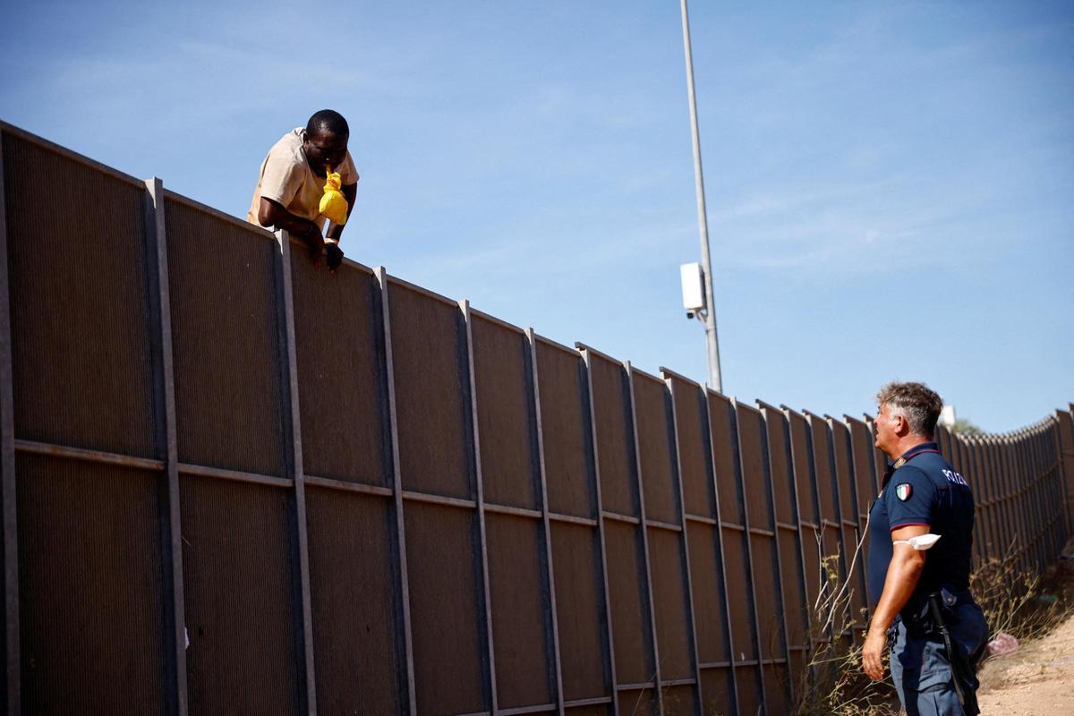 Lampedusa, colapsa tras la llegada de 6.000 inmigrantes en 24 horas