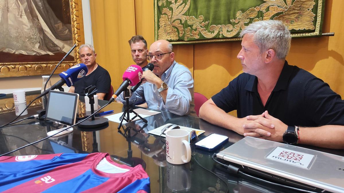 El presidente, Juan Antonio Sanjuán, con el nuevo técnico.