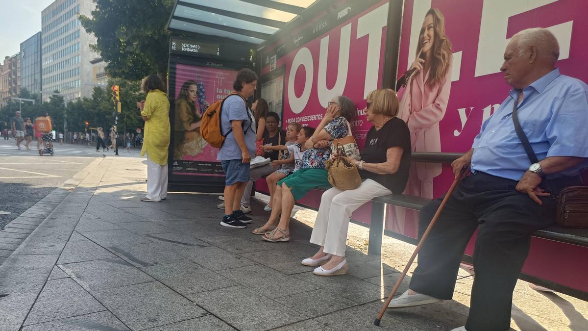 USUARIOS DEL BUS URBANO AUTOBUS AVANZA, PLAZA DE ESPAÑA