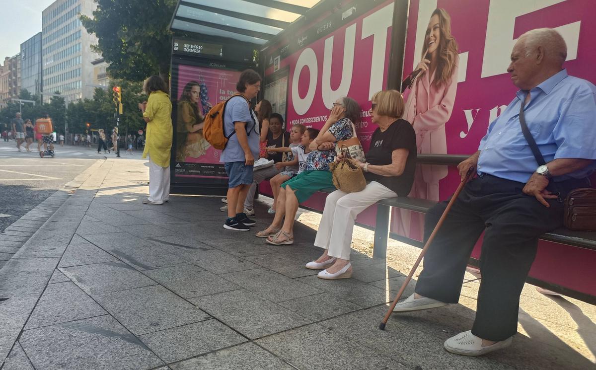 USUARIOS DEL BUS URBANO AUTOBUS AVANZA, PLAZA DE ESPAÑA