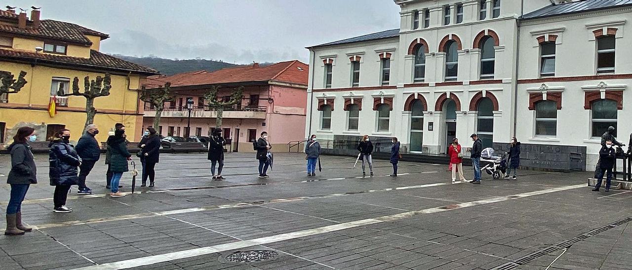 Vecinos de Trubia frente al consultorio de la villa. | LNE