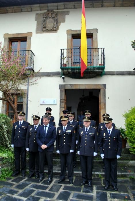 Ignacio Cosidó en la comisaría e Luarca para distinguir a dos agentes: Francisco García e Ignacio González- Cachón