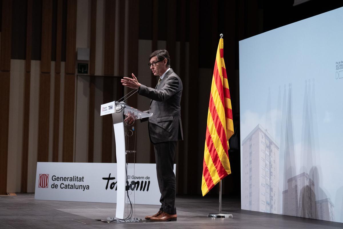 El presidente de la Generalitat de Cataluña, Salvador Illa, presenta el Plan de Barris i Viles de Catalunya 2025-29, a 19 de mayo de 2025, en Vilanova i la Geltrú, Barcelona, Cataluña (España). La tercera edición del Pla de Barris llegará a todos los barrios del distrito con un presupuesto de 30 millones de euros. Además, la iniciativa también cuenta con otros 3 ejes prioritarios: educación y cultura; espacio público y accesibilidad, y vivienda y rehabilitación. 19 MAYO 2025;PRESENTACIÓN;BARRIS;VILLA;CATALUÑA David Zorrakino / Europa Press 19/05/2025. SALVADOR ILLA;David Zorrakino;