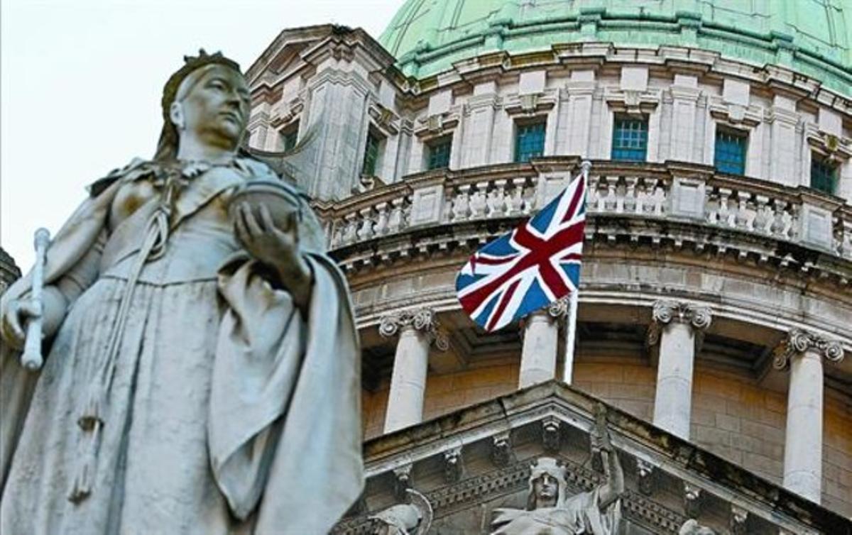 La bandera britànica oneja amb l’estàtua de la reina Victòria a l’Ajuntament de Belfast, ahir. La bandera britànica oneja amb l’estàtua de la reina Victòria a l’Ajuntament de Belfast, ahir.