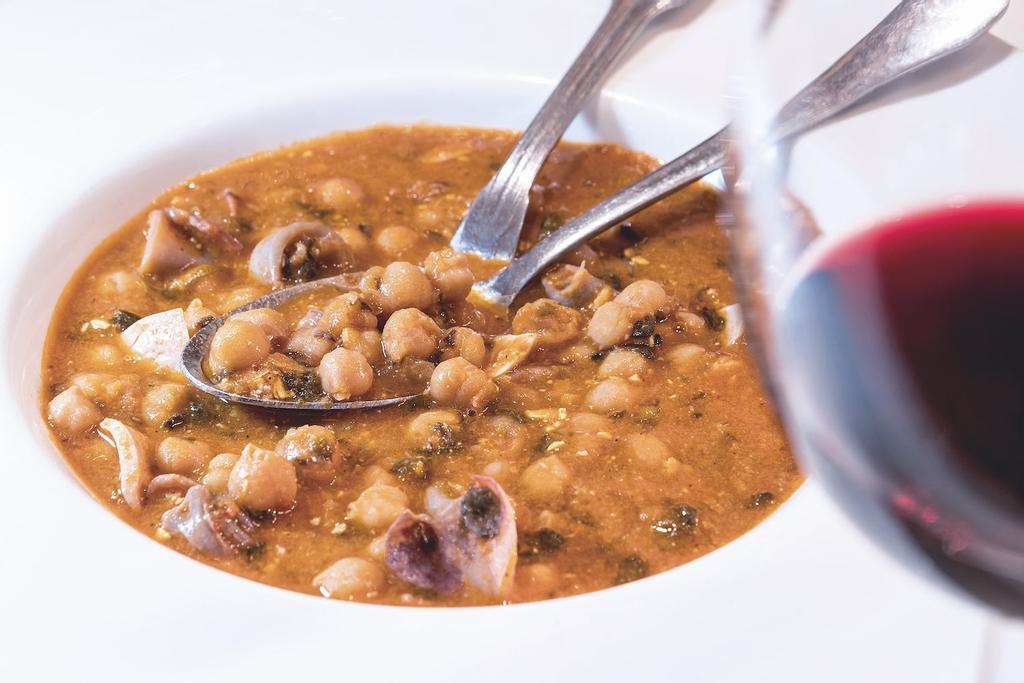 Guiso de garbanzos y chipirones de As de Espadas