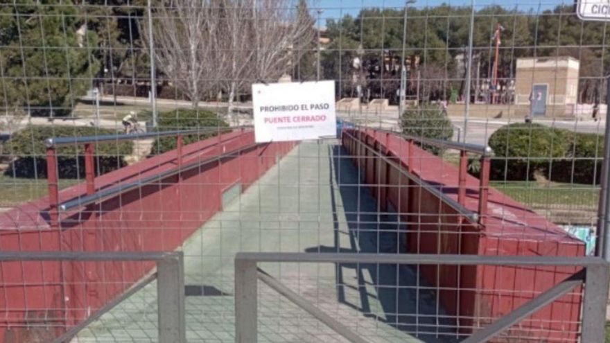 Pasarela sobre el río Isuela pendiente de reparar con el paseo Lucas Mallada al fondo. | AYUNTAMIENTO DE HUESCA