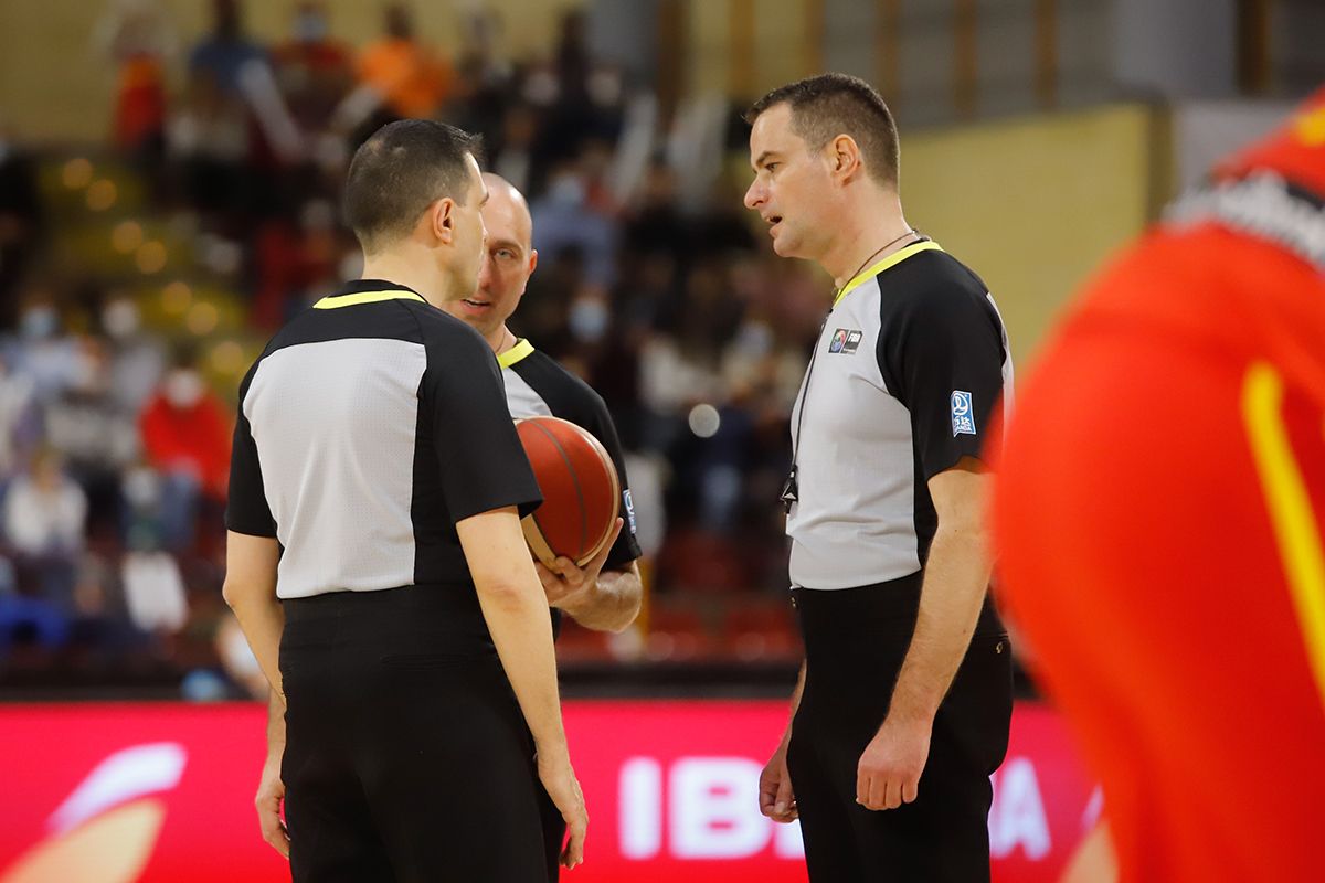 Las imágenes del partido de baloncesto España-Ucrania en Vista Alegre