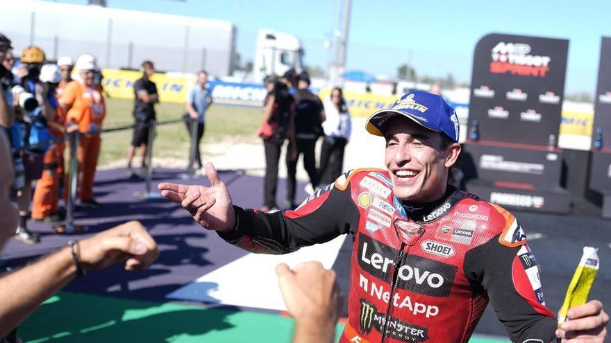 Márquez da una lección magistral a Bezzecchi en su propia casa