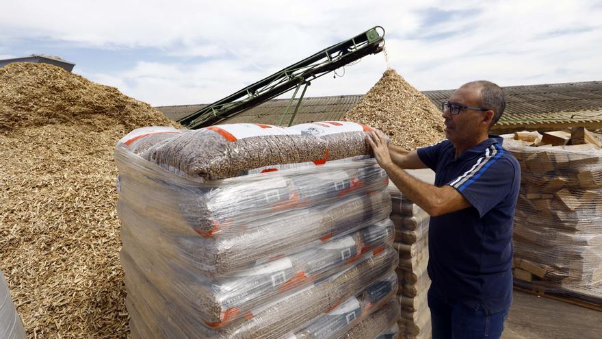 La crisis energética dispara la venta de leña y pellet en Aragón