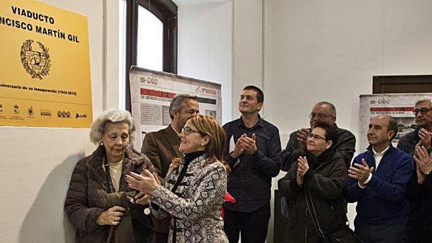 Descubrimiento de la placa conmemorativa que será instalada en el viaducto.