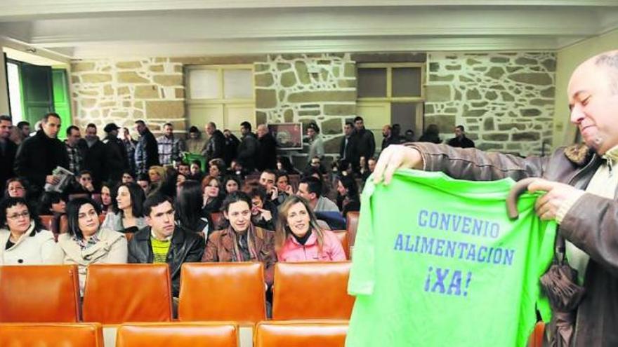 Asamblea de trabajadores celebrada, ayer, en el edificio sindical de Pontevedra.  // Gustavo Santos