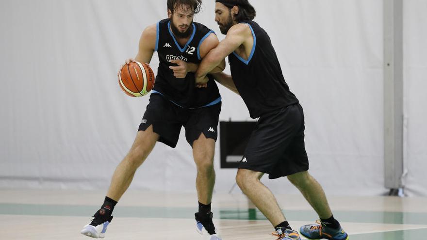 Marcos Delía, defendido por Scola, durante un entrenamiento de la selección argentina.