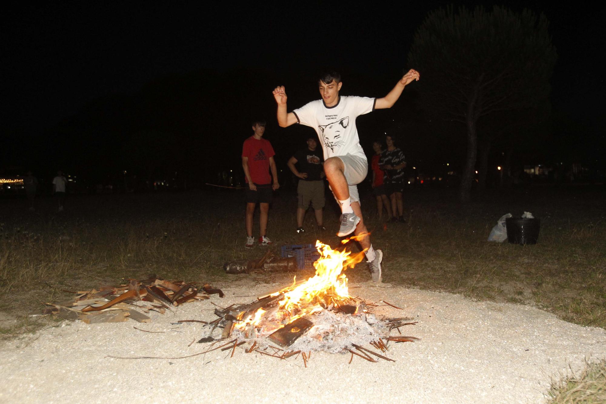 La magia de las hogueras de San Xoán alumbra las dos orillas de la ría de Arousa Antonio Touriño