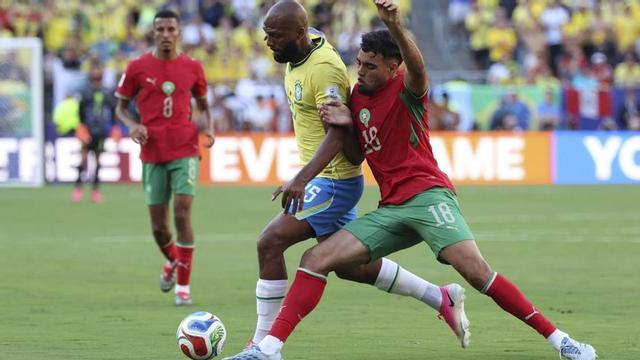 Chadi Riad (Nummer 18) bekam vom „kicker“ eine der besten Noten für seinen Einsatz gegen Brasilien.  | FOTO: MOREIRA/EFE