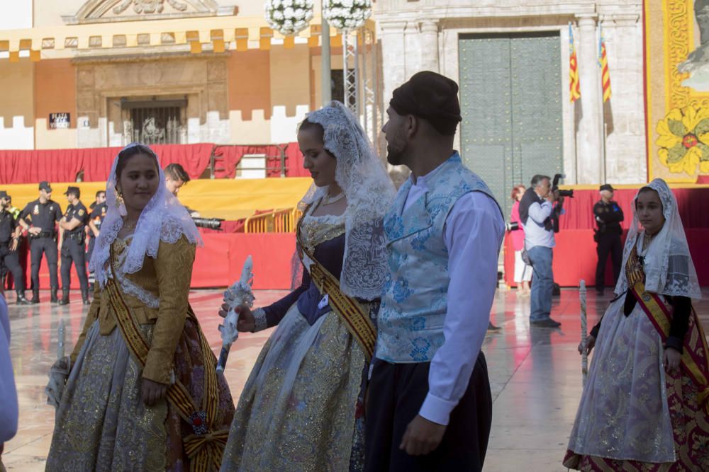 Desfile de las falleras mayores de las diferentes comisiones durante la procesión general de la Mare de Déu dels Desemparats.